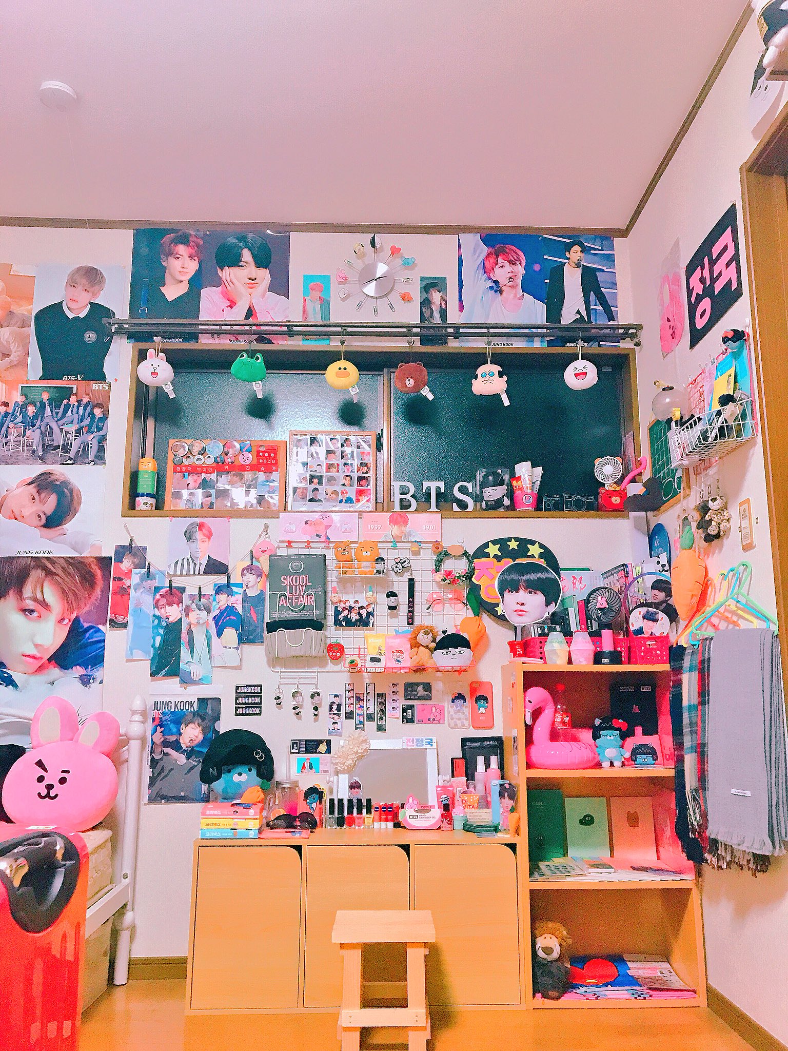 Twitter 上的 こころ 정국 掃除 My Room 掃除しました 前回の時よりもごちゃごちゃしてるけど もういいや ポスターはあんまり増えてないけど 自作のポラロイドいい感じに飾れて満足 もう オルチャン部屋でもなんでもないよ こんな部屋でも