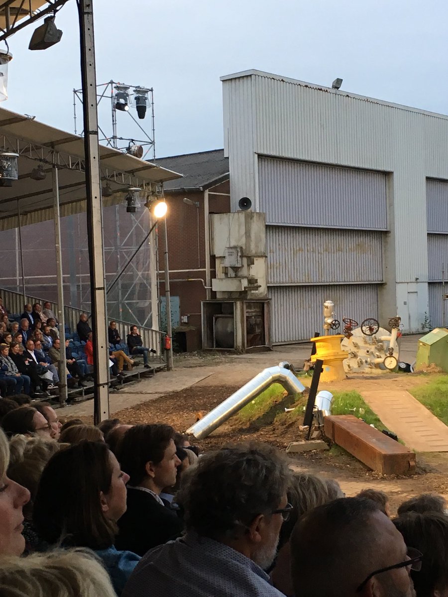 Première <a href="/Stork150jaar/">Theaterspektakel STORK!</a> #Hengelo Volle bak, mooi weer en vele super enthousiaste mensen. Nu genieten van een indrukwekkend theaterspektakel.