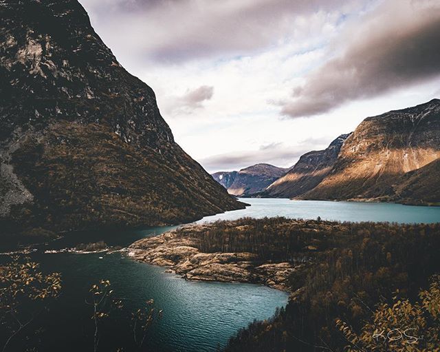 The Norwegian fall season is so beautiful. Especially in the Nordfjord region. Just take a look ☝🏻 Photo: @kimsorland #nordfjord #visitnordfjord #fjordnorway #visitnorway #norge #autumn #goexplore #adventurer #adventuretime #instatraveler #travelgram ift.tt/2oddXNO