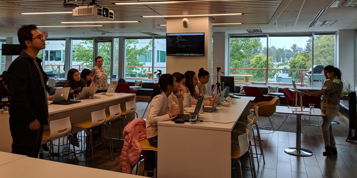 acheung105's tweet image. we are learning to build an online shopping cart with JavaScript today 🛒 ⚛ thank you to @goclio for hosting!! 👩💻🗨📱#TeensLearningCode @learningcode @learningcodeyvr