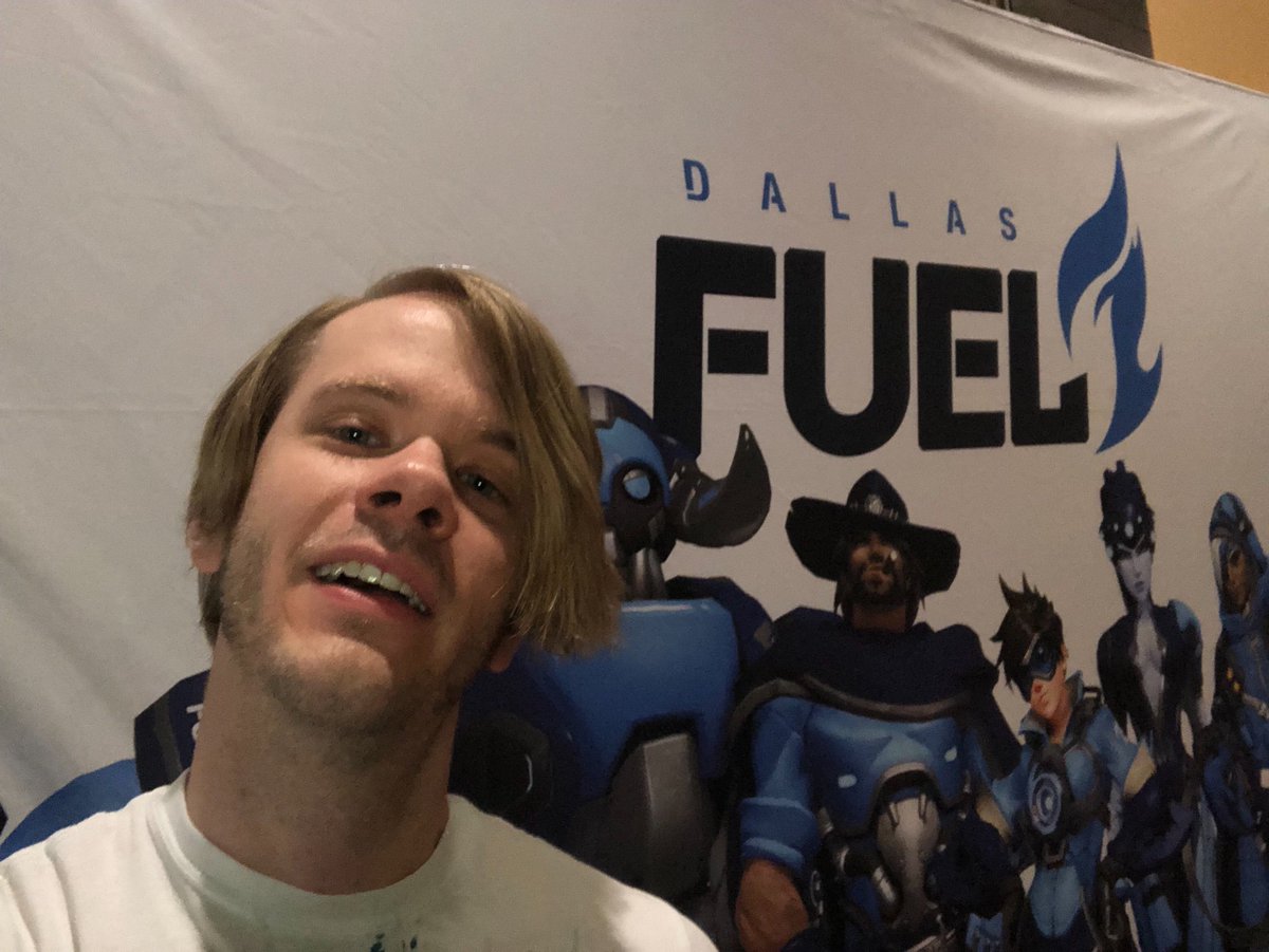RichardStees's tweet photo. #fuelwatchparty #performanceliveshere Supporting my team!  #burnblue https://t.co/0OG94Vhg7r