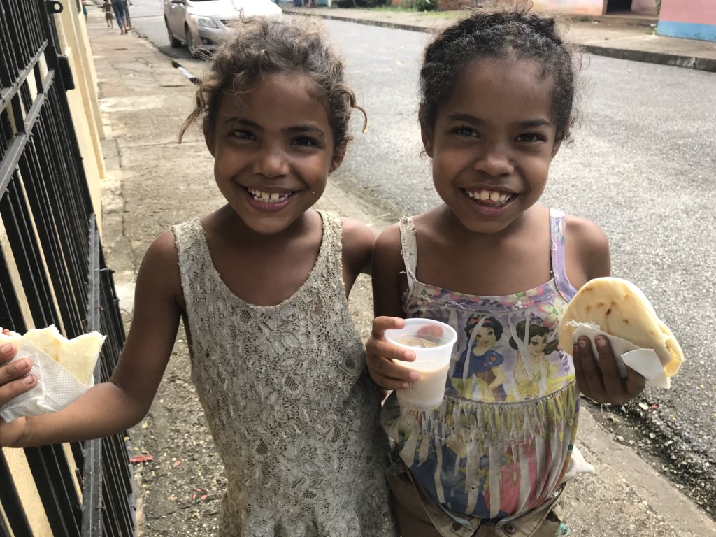 Gracias a Dios y a todos los que con su apoyo hacen posible llevar adelante este humilde programa de solidaridad #MigatoHumanista  agradezco de corazón enormemente al equipo que me acompaña, demostrando que en unión es posible hacer el BIEN. Calle Rivera, El Rincón de Caripito.