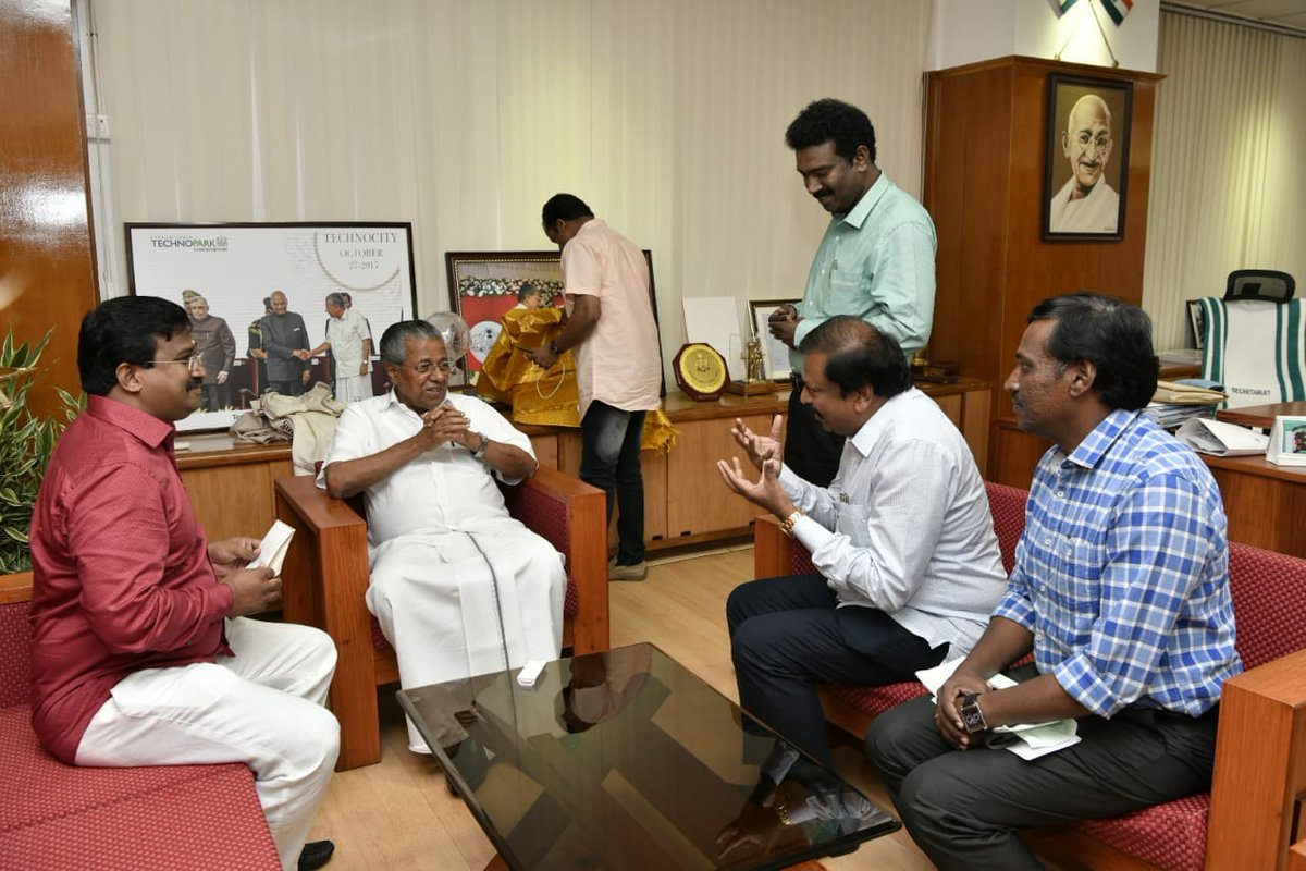 XavierMariabell's tweet photo. Producer of #UliyinOsai #pensingam SN #Jayamurugan Sir Chairman of @SNJGrp SNJ Group's of Companies Donated 25 lakhs towards Chief Minister's Distress Relief Fund Kerala #keralafloods #KeralaFloodRelief @saravananpro https://t.co/wjJPJMcEIF
