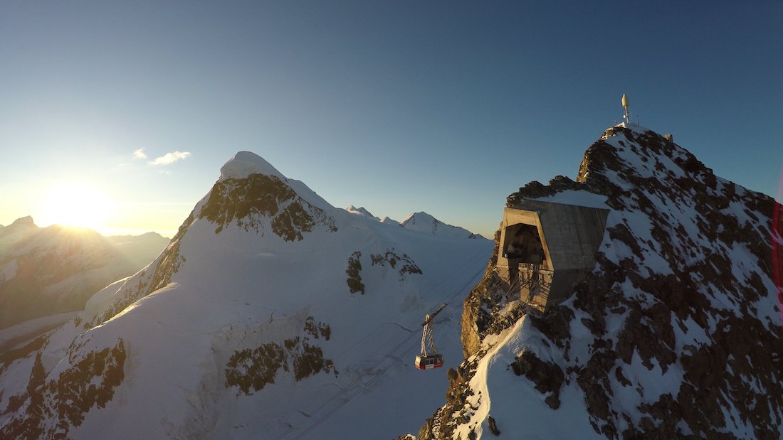 MySwitzerland_d's tweet photo. Hoch, höher am höchsten! Keine anderen #Seilbahn in der #Schweiz bringt euch höher hinauf als die #Pendelbahn aufs Kleine #Matterhorn @zermatt_tourism. Die Fahrt endet auf spektakulären 3820 Meter über Meer. 🚠↗🏔! https://t.co/kkFCOyrGhz https://t.co/jAJjByf4pU