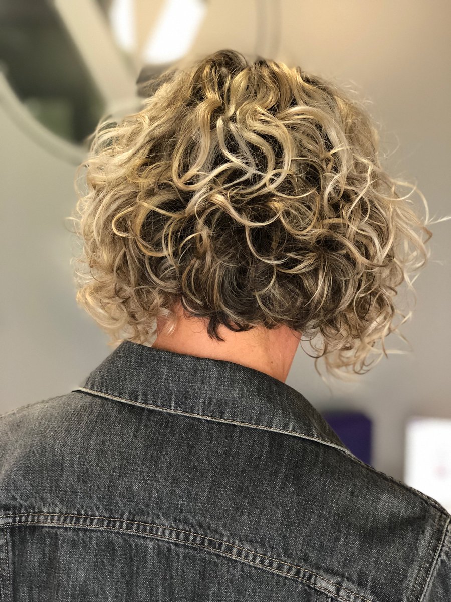 VersusSalon's tweet image. Are you coming to #CurlsNightOut ? We&apos;ll be talking about how to properly color your curls for the best results and grow-out! buff.ly/2nIk38w for tickets! 🌀 🌀 🌀