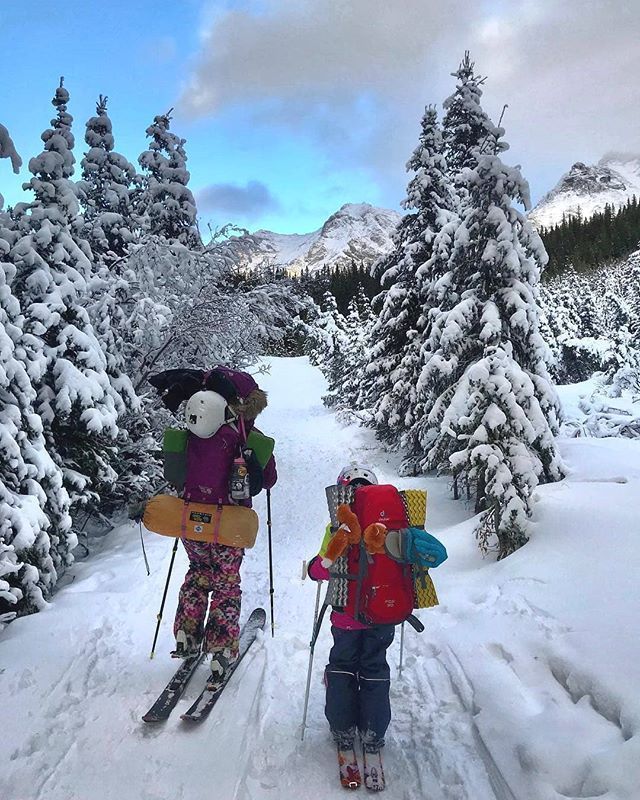 How are you helping lead the way for the next gen of #outdoorwomen? Share your strides with us! 

. . .
Pictured: <a href="/rockieschick22/">Rockieschicks</a> + her mini 
Photo: bit.ly/2Igzq0p