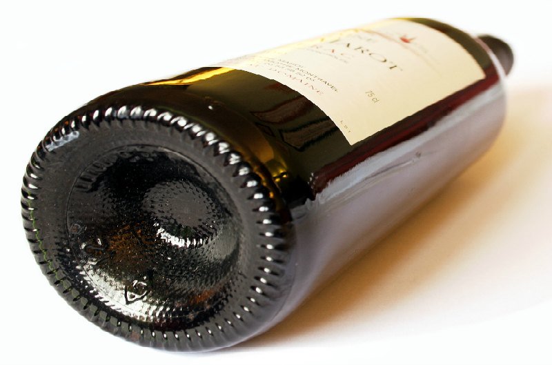 lacavestore's tweet photo. In your opinion, why bottles of wine have a concave bottom?
To allow the sediments of the wine to settle in a concentrated area, without dispersing in the entire contents of the bottle.
▶ https://t.co/u0OwOXa22l 
#wines #winesonline https://t.co/AdnhrXp9EO