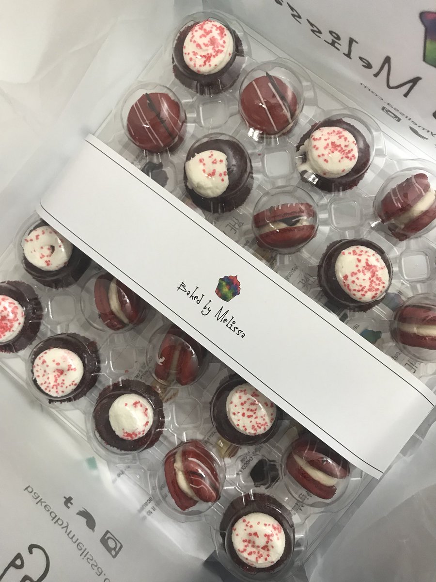 rrredthemusical's tweet photo. Yes! @TheSheaSullivan’s bday calls for #rrred @bakedbymelissa! @rrredthemusical is a fan! #redheadedrevolutioninourbelly #yum #bakedbymelissa https://t.co/G5TWd50Q6b