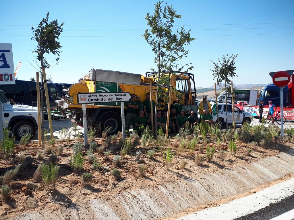 Agentes de Medio Ambiente, personal laboral de la <a href="/MedioAmbAND/">Consejería de Sostenibilidad y Medio Ambiente</a> y #BomberosForestales, apoyados por vehículo autobomba, están posicionados estratégicamente en la meta de la etapa #Marbella-Caminito del Rey <a href="/lavuelta/">La Vuelta</a>, para atender cualquier emergencia por #incendioforestal