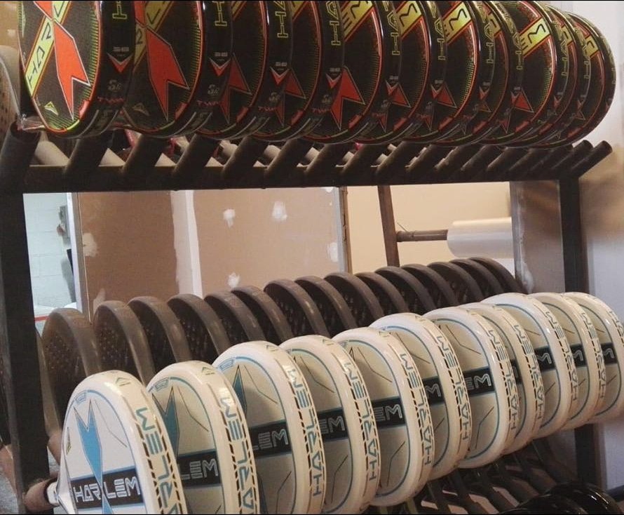 Nuestra fábrica sigue trabajando a tope para vosotros. Graciassss por la acogida de la nueva colección Harlem Padel.
#palaharlemvesselrafamendez
#palaharlemtwin
#palaharlemdark
#harlempadelteam #harlempadel #madeinspain #padel