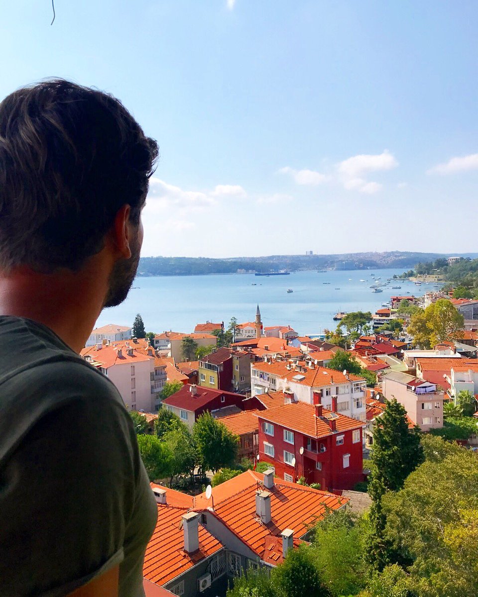 Aziz İSTANBUL!                                           Ömrüm oldukca,gönül tahtıma keyfince kurul ! Bir semtini sevmek bile bir ömre bedel !