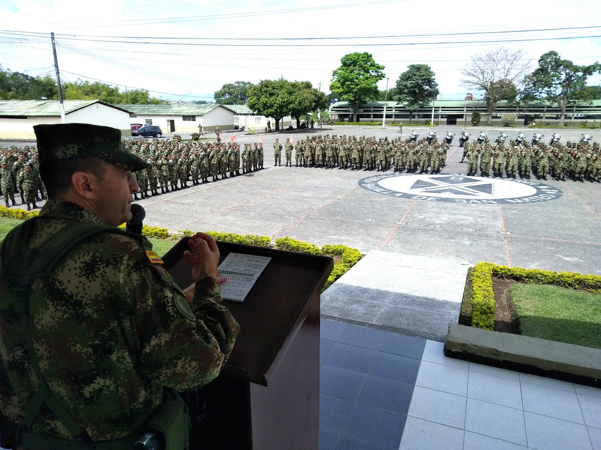 Ejercito_Div5's tweet photo. #AEstaHora el comandante de la #OctavaBrigada del @Ejercito_Div5 Cr. Richard González, saluda a los soldados del Tercer Contingente 2018 en el #BatallónSanMateo #BITER #BAMUR #FeEnLaCausa #EjeCafetero https://t.co/A2euXlmR0q