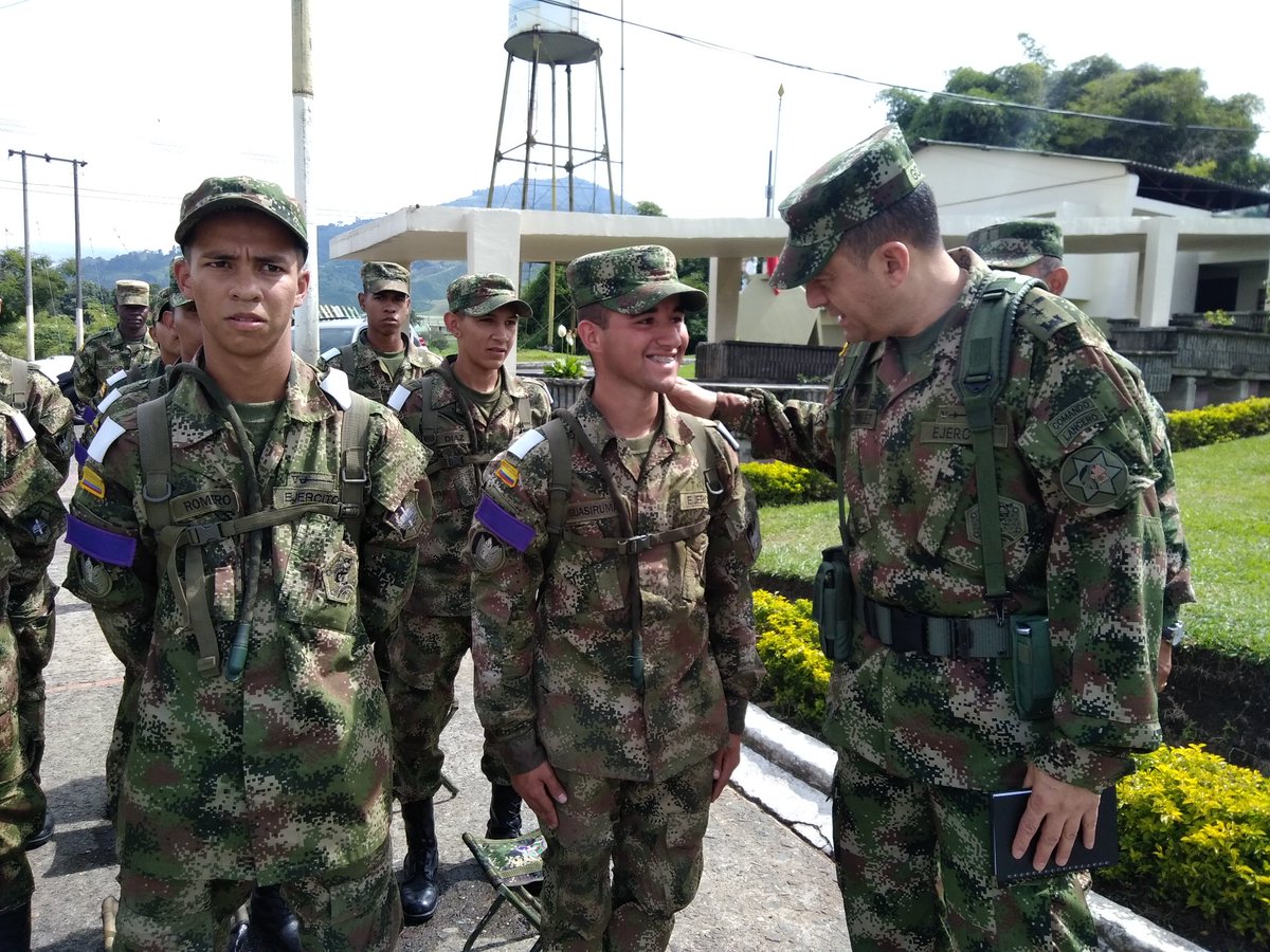 Ejercito_Div5's tweet photo. #AEstaHora el comandante de la #OctavaBrigada del @Ejercito_Div5 Cr. Richard González, saluda a los soldados del Tercer Contingente 2018 en el #BatallónSanMateo #BITER #BAMUR #FeEnLaCausa #EjeCafetero https://t.co/A2euXlmR0q