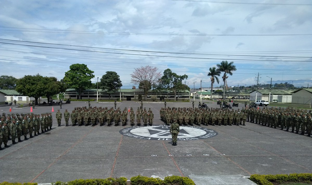 Ejercito_Div5's tweet photo. #AEstaHora el comandante de la #OctavaBrigada del @Ejercito_Div5 Cr. Richard González, saluda a los soldados del Tercer Contingente 2018 en el #BatallónSanMateo #BITER #BAMUR #FeEnLaCausa #EjeCafetero https://t.co/A2euXlmR0q