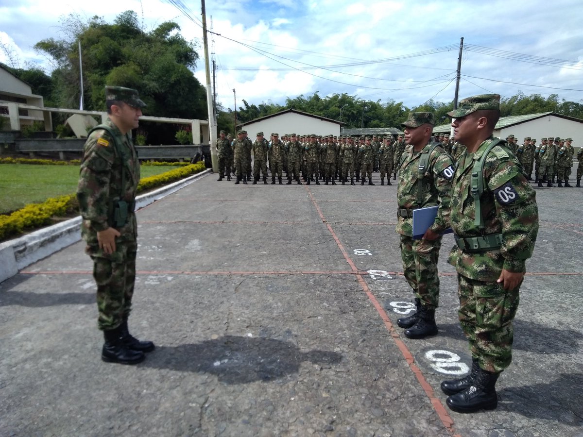 Ejercito_Div5's tweet photo. #AEstaHora el comandante de la #OctavaBrigada del @Ejercito_Div5 Cr. Richard González, saluda a los soldados del Tercer Contingente 2018 en el #BatallónSanMateo #BITER #BAMUR #FeEnLaCausa #EjeCafetero https://t.co/A2euXlmR0q