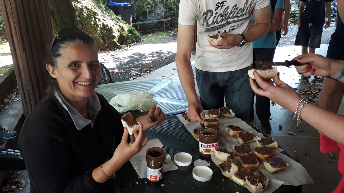 CesareLombardo's tweet photo. Il sindaco di Fontanigorda impegnata in importante attività istituzionale; rendere felici i bambini 😁 #girigiritondi #viaggioinvaltrebbia #oggiilcieloèblutrail https://t.co/Wq5Bj3VzHE