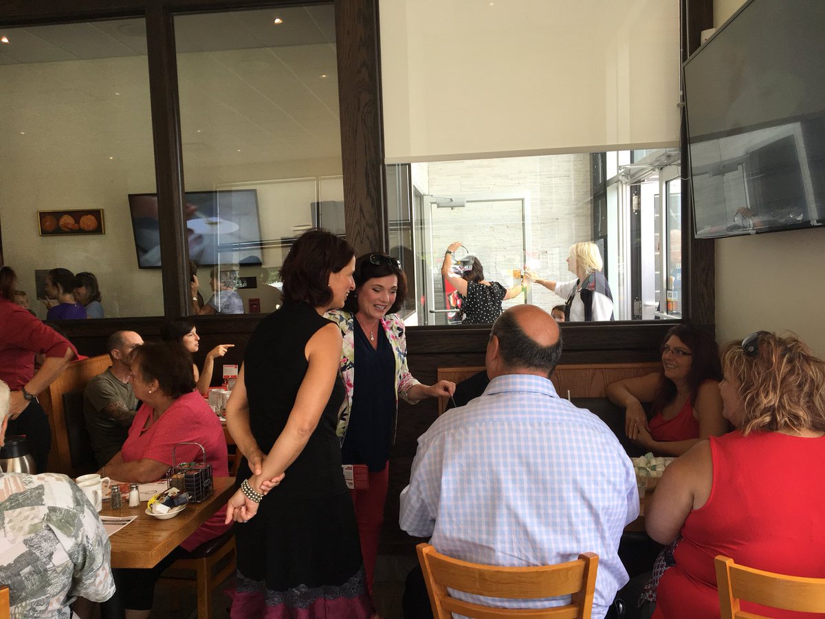 Vero_Tremblay's tweet photo. Petit déjeuner avec la candidate libérale dans le comté de Richmond @AnnieGodbout au Coco Frutti de Rock Forest #plq #polqc #equipesolide #Elections2018 https://t.co/9hG2vIyzQx