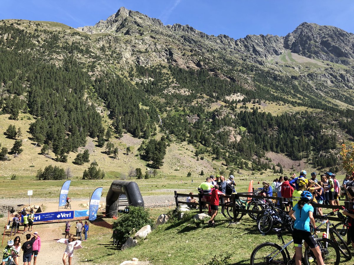 Gran ambiente ciclista hoy en el #valledebenasque más de 100 participantes en la BTT Benasque- Llanos del Hospital. El año que viene más y mejor 🚲