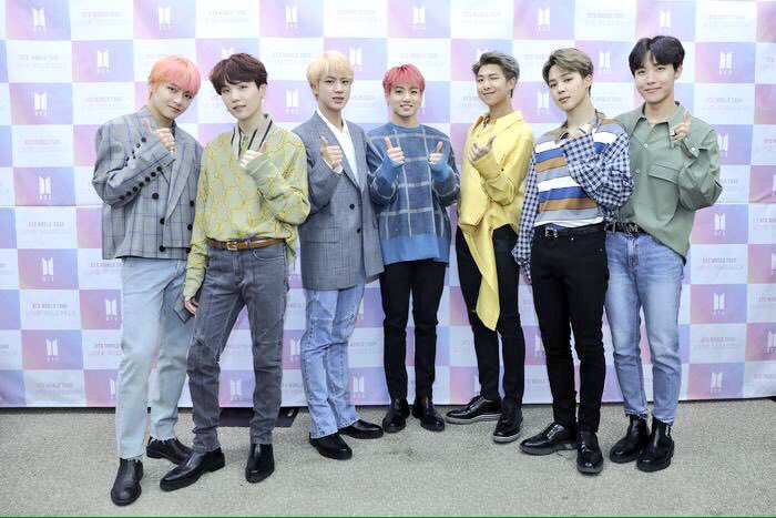 AdelaBtss's tweet photo. Bunuda atmasam olmaz 😚💛💗💜
#BTSLoveYourselfTourday2 #bts #AnswerIn2Days https://t.co/G0POOJld7r