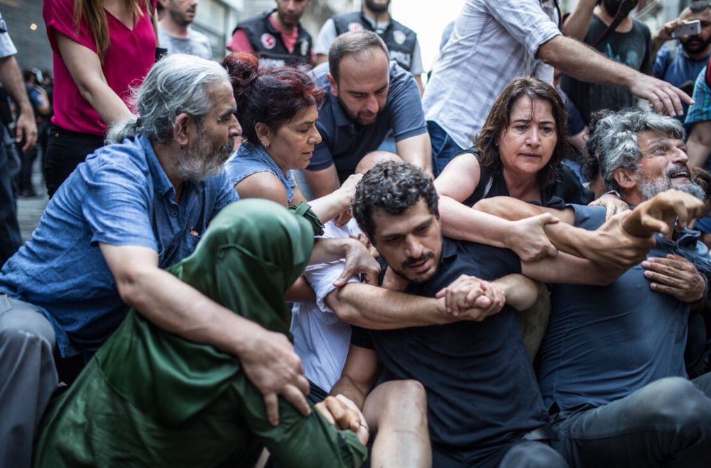 Bu fotograftaki insanlar hepimizin özgürlüğü için ordalar 
Hepimiz için mücadele ediyorlar
Hepimiz için dayak yiyorlar
Hepimiz için tutuklanıyorlar
Onlara desteğe gidenlerin sayısı 100 kişi yerine 1000, 10.000, 1.000.000 olamadığı için bu memleket bugünkü rezil halde...