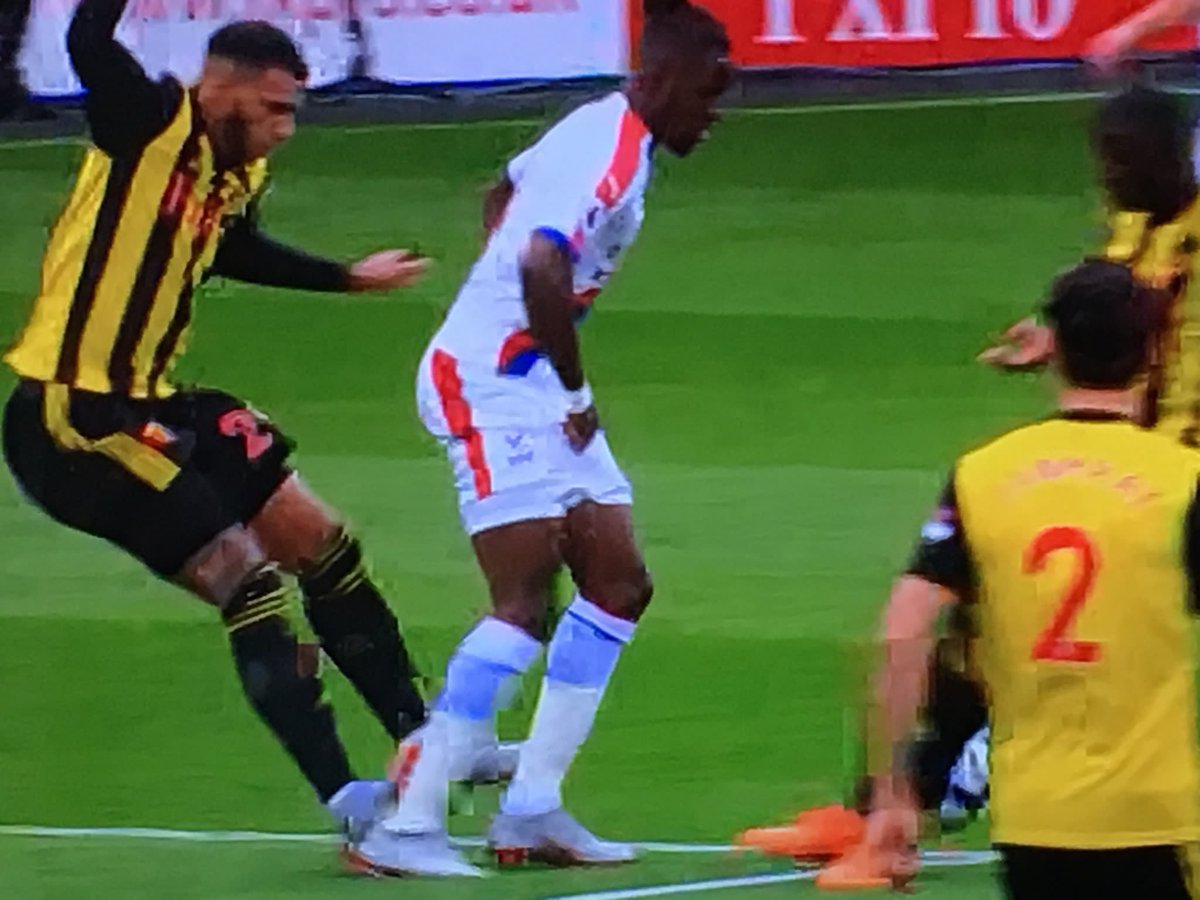 sportsdrzaf's tweet photo. Studs up 👍
Uncontrolled &amp; feet off ground 👍
No intention to get ball 👍
Raking of calf and Achilles 👍
😡 https://t.co/zMM8rUldNm