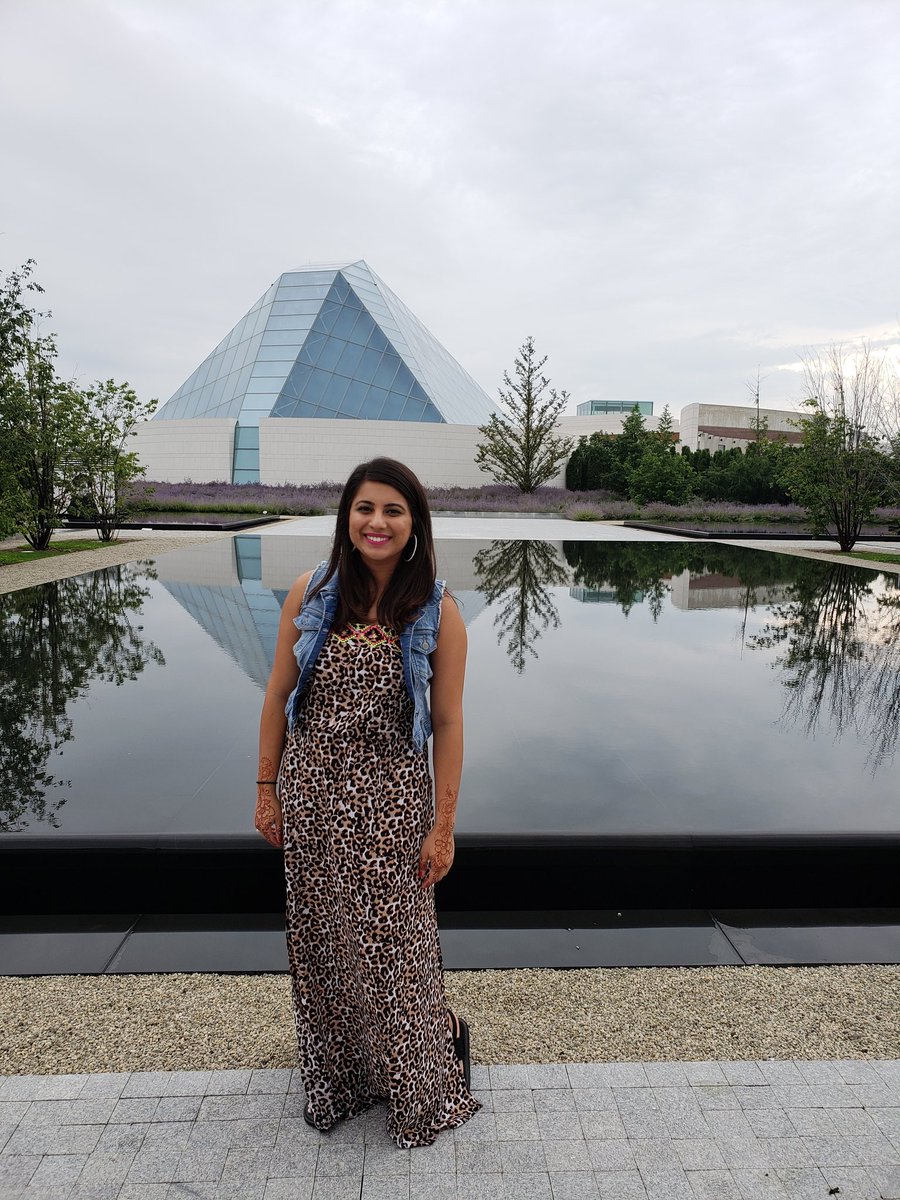 LearnNLipstick's tweet photo. Ismaili Center Toronto in the background #agakhanmuseum #toronto #6ix #wheresdrake https://t.co/5zXB2Hr5YZ
