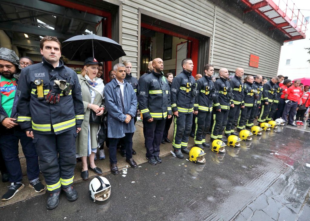 Powerful pause to #NottingHillCarnival celebrations here at North Kensington fire station as community groups, local residents &amp; Londoners from across our city join <a href="/LondonFire/">London Fire Brigade</a> staff to pay tribute to the 72 victims of the Grenfell Tower Fire.
#ForeverInOurHearts 💚