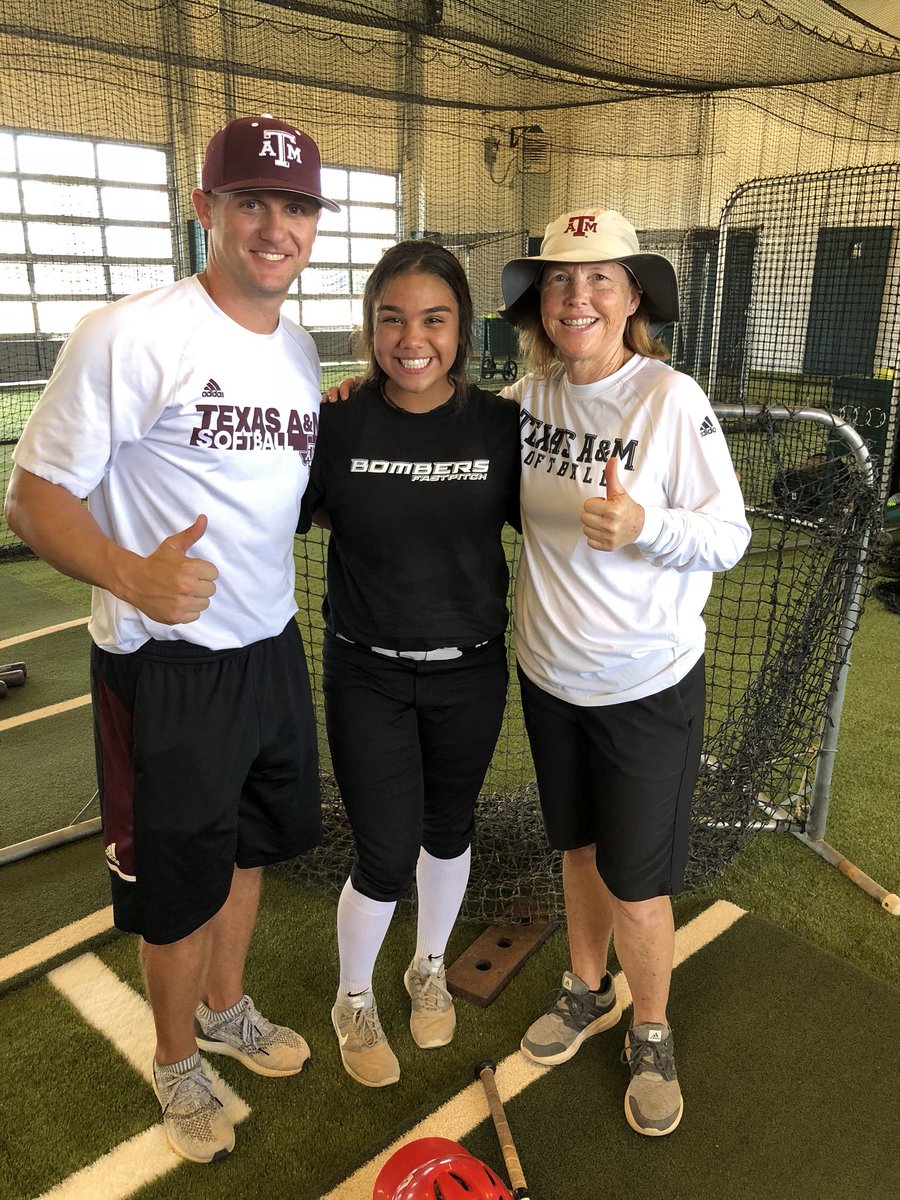 Ang_8ram's tweet photo. America had a Great time at the Texas A&amp;M hitting clinic! Thank you coach Evans, coach Stein and the rest of the Aggie coaches/players!                                  @Coach_Jo_Evans #AggieSoftball https://t.co/FrvlNolECv