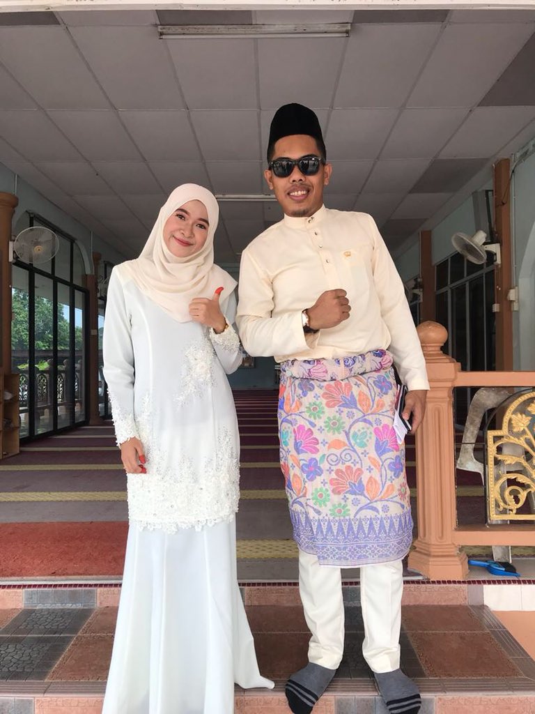ShaidaFarizaa's tweet photo. "Mok, kalu buleh adik nak nikah ngan ore sebelah rumah jah. Sebab xse jauh dari mok abah" - aku

Impian 10 tahun lepas jadi kenyataan.  Jumpa balik dengan kawan sekolah rendah hat terpisah 18 tahun lepas🙈

And now dia dah sah jadi somi i. 

Jiranku, suamiku ❤️ https://t.co/27ieGXsvdF