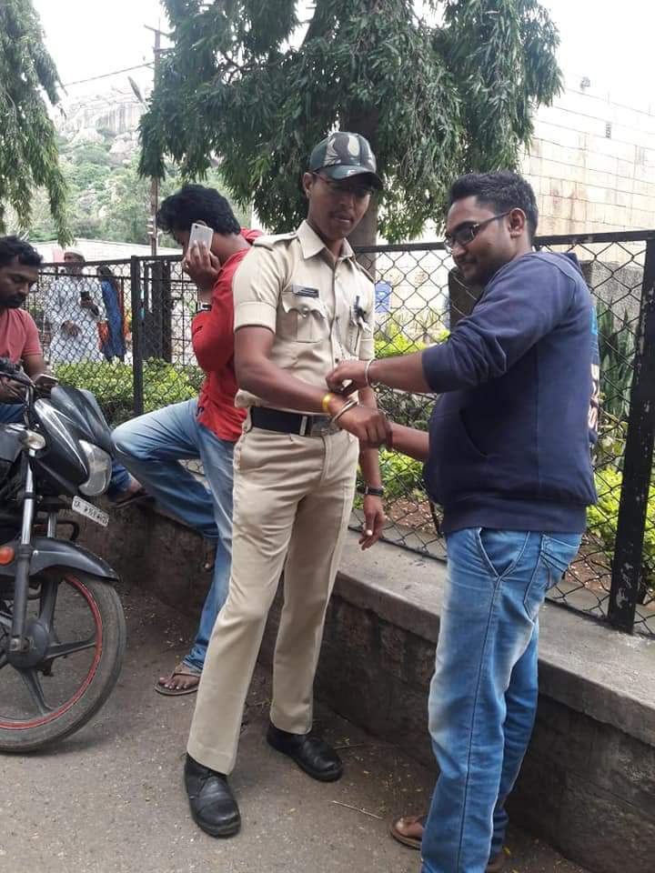 dcseLEAD's tweet photo. LEADers from Maharani College and Govt Science College, Chitradurga celebrated Rakshabandan with police and auto drivers. They later went to orphanage to celebrate the bond of Rakhi.
#LEADChitradurga
#LEADKarnataka https://t.co/796QH9FxGi