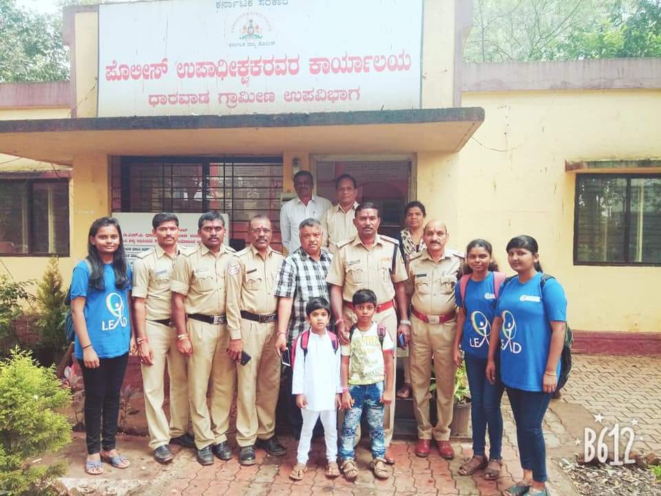 dcseLEAD's tweet photo. LEADers from Jigalur Womens College and JSS College, Dharwad celebrated Rakshabandhan with autorickshaw drivers, Traffic Police, Various Government Officers etc. They tied the holy thread to around 300 "Rakshak" in Dharwad City.
#LEADDharwad
#LEADKarnataka https://t.co/QYNTgWTUpE