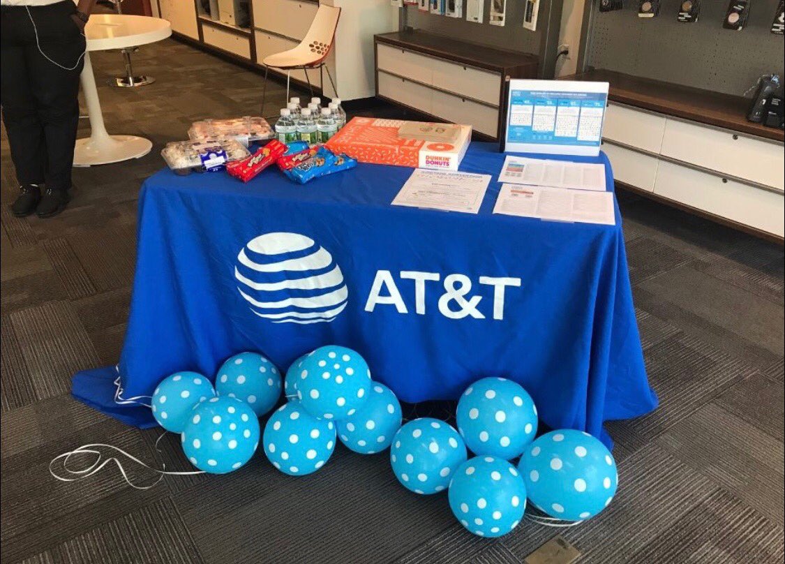 badu_anita's tweet photo. Customer appreciation day table all set up. @AnnieKarina1 making it happen. https://t.co/oBsnIuOo5H
