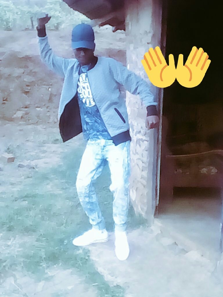 FoxSA11's tweet photo. Welcoming summer dance kuphela https://t.co/lKnGyMRjbU
