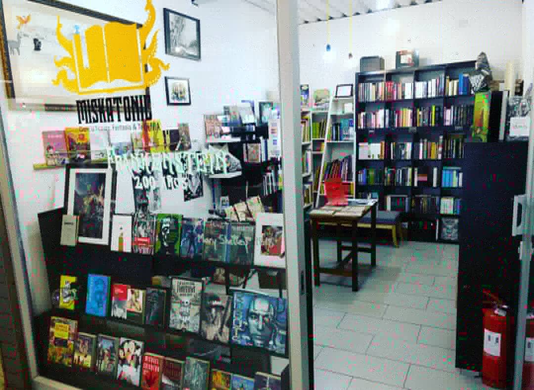 LibMiskatonic's tweet photo. Hoy nos encuentras en el segundo día de la #Monstercon2018 de 11 a 17:00 hrs en la @BibliotecadStgo y en #miskatonic #barrioitalia de 11a 19:00 hrs. ¡Te esperamos! https://t.co/rJMCRgjk6E