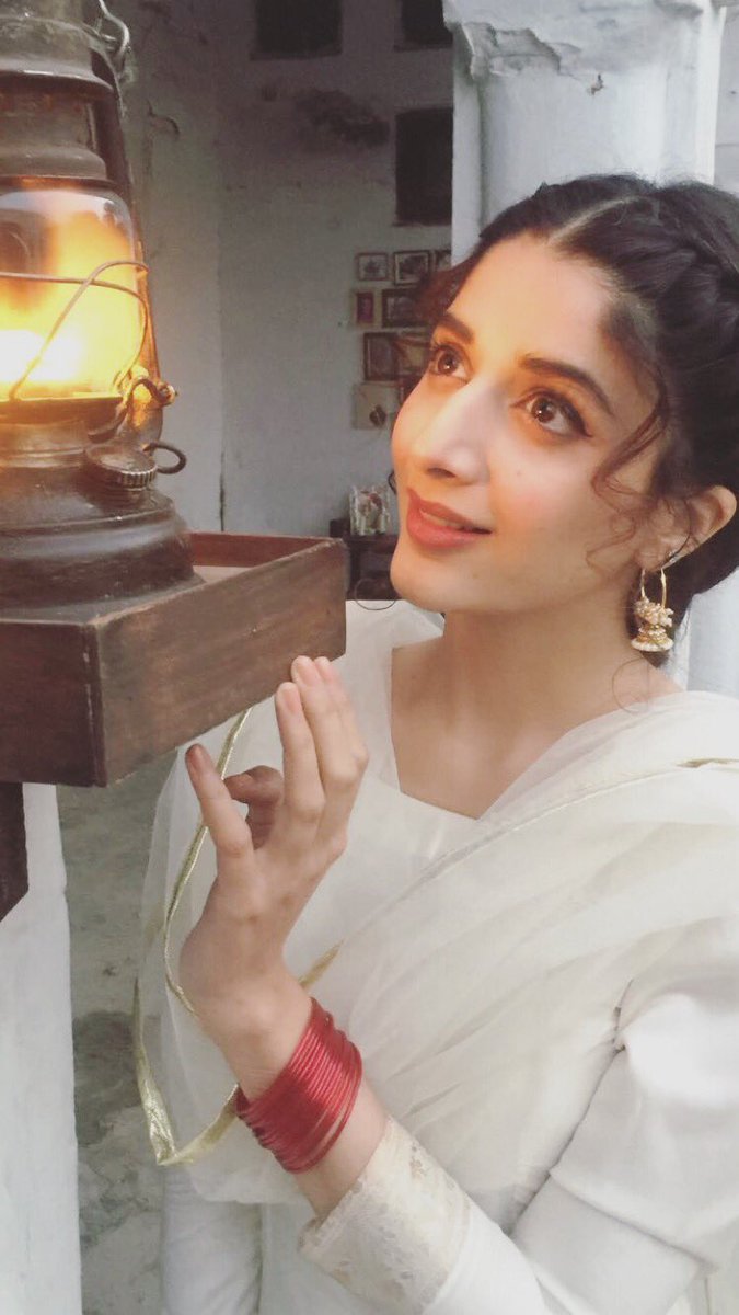 MawraHocane's tweet photo. بڑی لمبی گفتگو کرنی ہے۰۰
تم آنا اک پوری زندگی لے کر-  
#AANGAN #Aaliya ❤️ https://t.co/80QfPKQ7u1