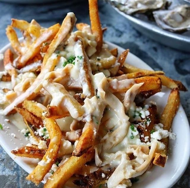 If you're not on your way to #Sunday #brunch at <a href="/DarlingOyster/">Darling Oyster Bar</a> to savor these Clam Chowder Fries, then you're doing it all wrong #chseats #holycityeats bit.ly/2aAbS9b