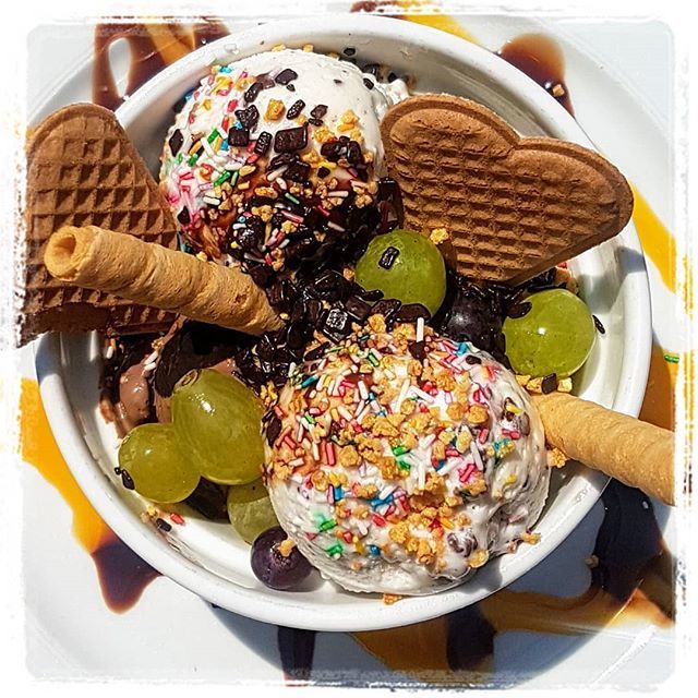 bibouenfolie's tweet photo. Coucou les Bibous,
Une petite glace pour se rafraîchir ? Ben quoi j'ai mis des raisins, c'est healty non??
-------
.
.
.
.
.
#bibouenfolie #icecream #glace food #foodporn #nohealthy #eatme #enjoyingholidays #instafrozen #yummy #sogood #sofresh #doityours… https://t.co/ntsV5qqowO https://t.co/2lufNguJ1o