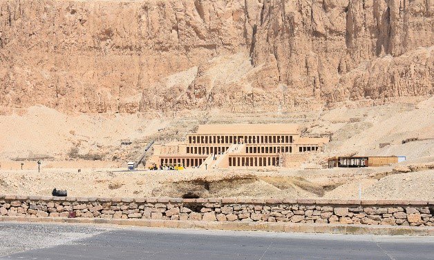 ¿Sabías que el templo de Hatshepsut es el único que se encuentra en el Valle de los Reyes y que se comunica con su tumba? Las reinas tenían su propio valle. #thisisegypt #Curiosidades #AntiguoEgipto #traveller #igersegypt #tourism
