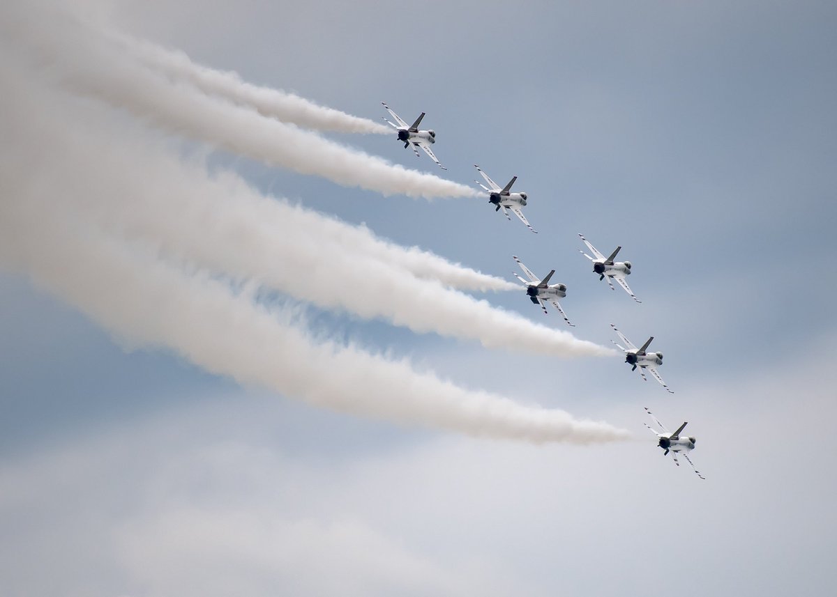AFThunderbirds's tweet photo. Hello #thunderovermichigan fans!! Cross those fingers the weather clears out this afternoon, your #afthunderbirds go live @ 3 p.m.

#avgeek #aviation #aviationlovers https://t.co/zO21fXQGM6