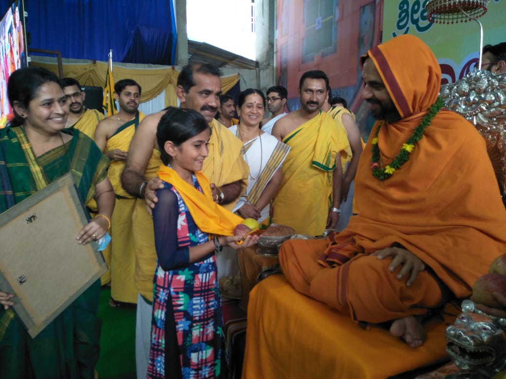 vidyarthivahini's tweet photo. ಕು| ಪ್ರೀತಿಕಾ.ಕೆ.
ಮಂಗಳೂರು ಮಂಡಲಾಂತರ್ಗತ ಮಂಗಳೂರು ದಕ್ಷಿಣ ವಲಯದ ಶ್ರೀಮತಿ ಅನುಪಮಾ.ಕೆ.&amp;ಶ್ರೀ ಕಾಶಿಮಠ ಸುಬ್ರಹ್ಮಣ್ಯ ಇವರ ಸುಪುತ್ರಿ, ದಕ್ಷಿಣ ಕ್ಷೇತ್ರೀಯ ಮಟ್ಟದ ಚೆಸ್ ಸ್ಪರ್ಧೆಯಲ್ಲಿ ಪ್ರಥಮ ಸ್ಥಾನ . #ಗೋಸ್ವರ್ಗ_ಚಾತುರ್ಮಾಸ್ಯ #ಪ್ರತಿಭಾಪುರಸ್ಕಾರ https://t.co/gbEouHCoz6