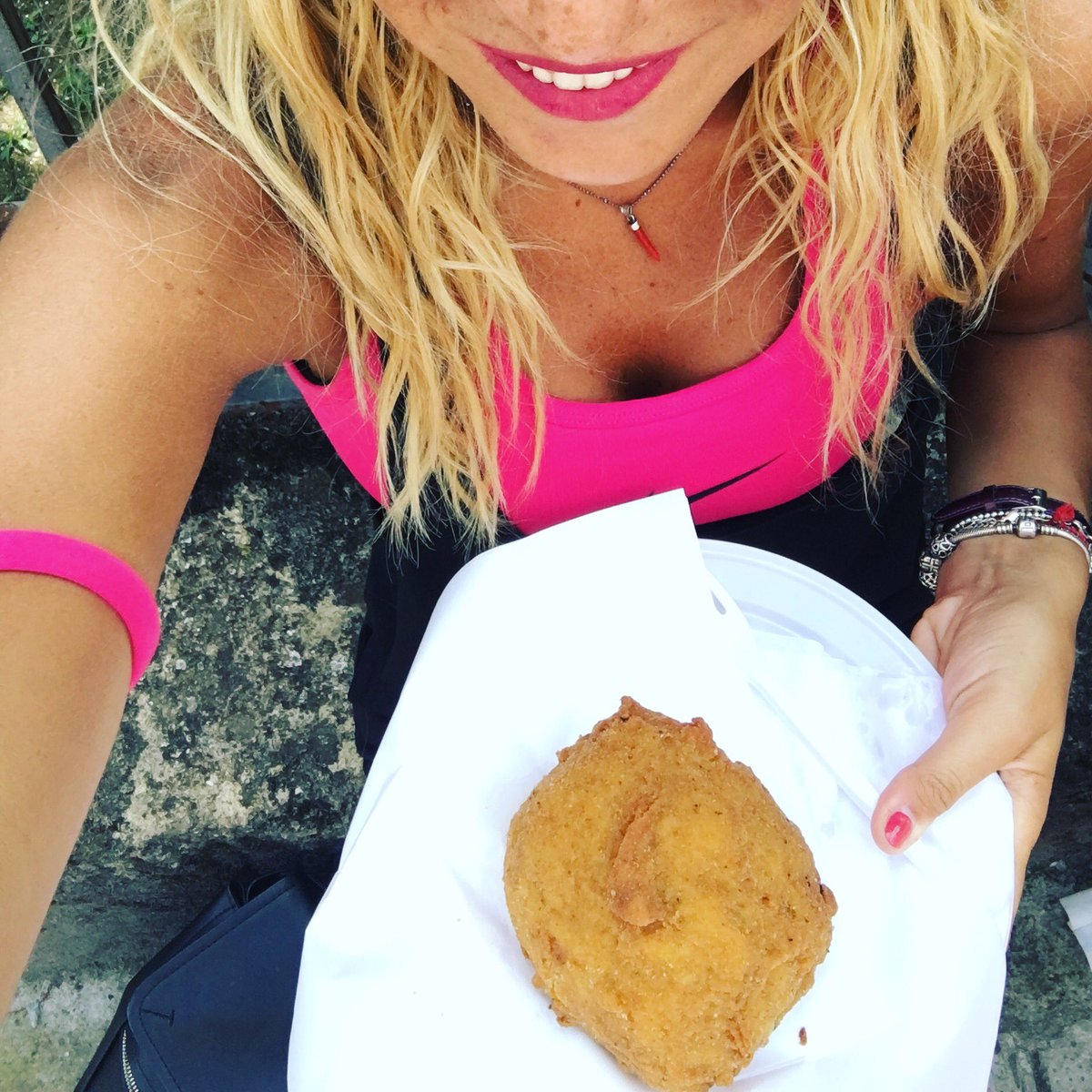 Merimeeee's tweet photo. “L’arancina delle arancine” 👑🎈👸#sicilia #siciliabedda #sicily #palermo #bartouring #arancina https://t.co/qrGoqIUXaZ