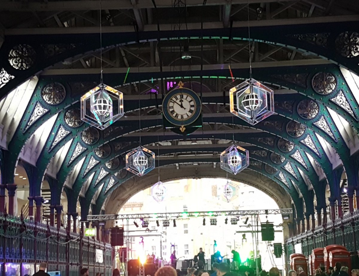 Rainy Sunday at #SmithfieldFestival but still lots of ace highlights at this historic spot - including moody indie pop act <a href="/wearesilvaband/">SILVA</a> here... ☔🎵