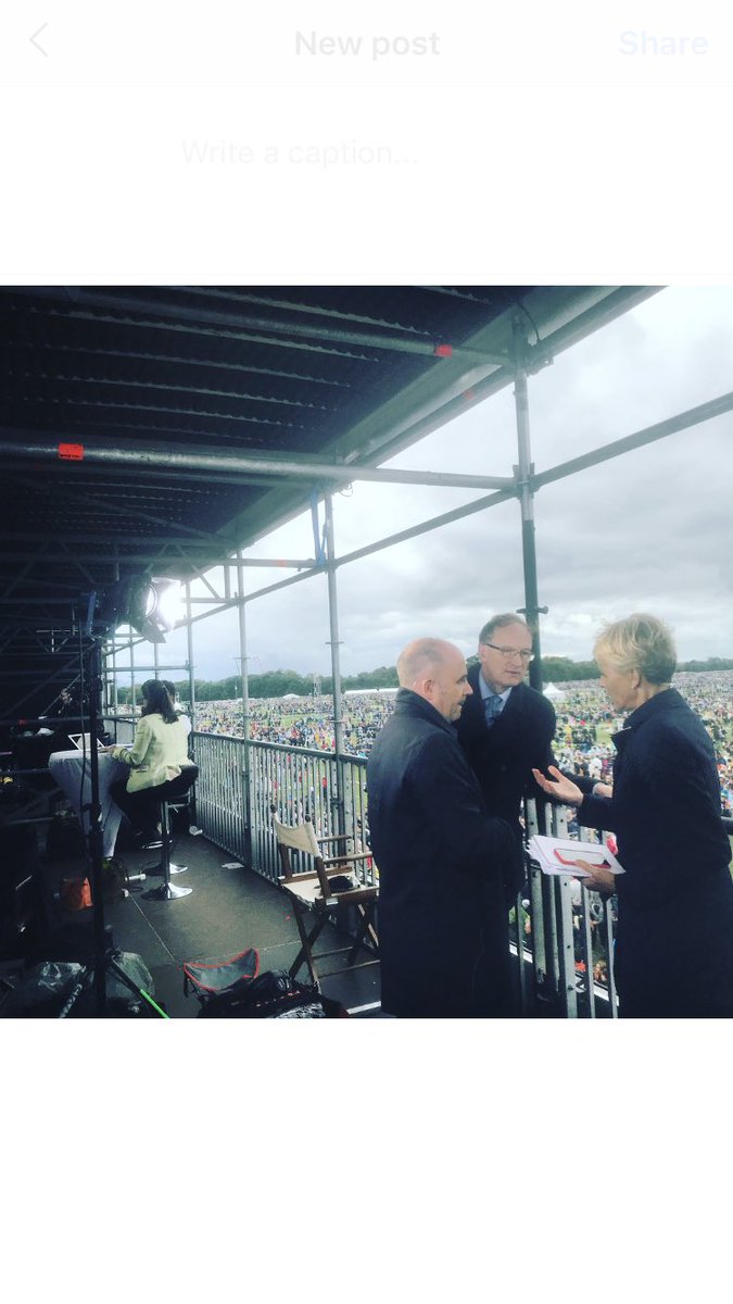 The iconic @SkyNews trio of @AnnaJonesSky @skydavidblevins and @AlastairBruce_ mid Pope huddle #popeinireland