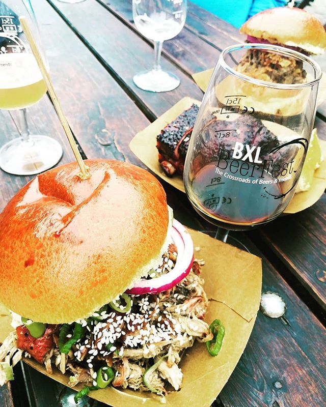 FIMMfoodblog's tweet image. #beer and #pulledporkburger by @holysmokebrussels @ @bxlbeerfest 😍

#FIMMfoodblog

#TexasBBQ #foodie #foodlover 
#beerlover #meatlover ift.tt/2NnaN53