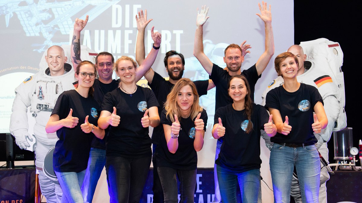 #DLR_Raumfahrt_Show in den kommenden 3 Tagen in #Dresden - genauer in den Technischen Sammlungen. Wir freuen uns auf viele hundert Kinder, die unsere Show rund um die Mission von <a href="/Astro_Alex/">Alexander Gerst</a> ansehen werden!