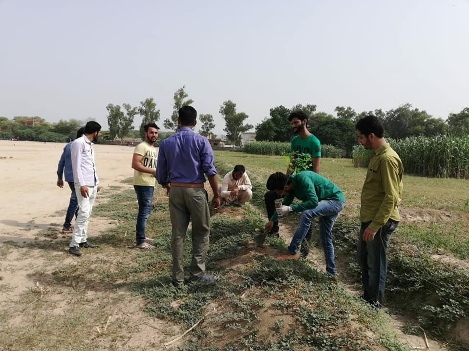 In order to tackle the global threat of Climate Change, Positive Pakistan Sahiwal Chapter conducted a plantation activity. This activity was headed by the Miss Rask-e-Hina,the Mission holder Positive Pakistan. 
#PositivePakistanSahiwalChapter 
#DevelopmentPpk