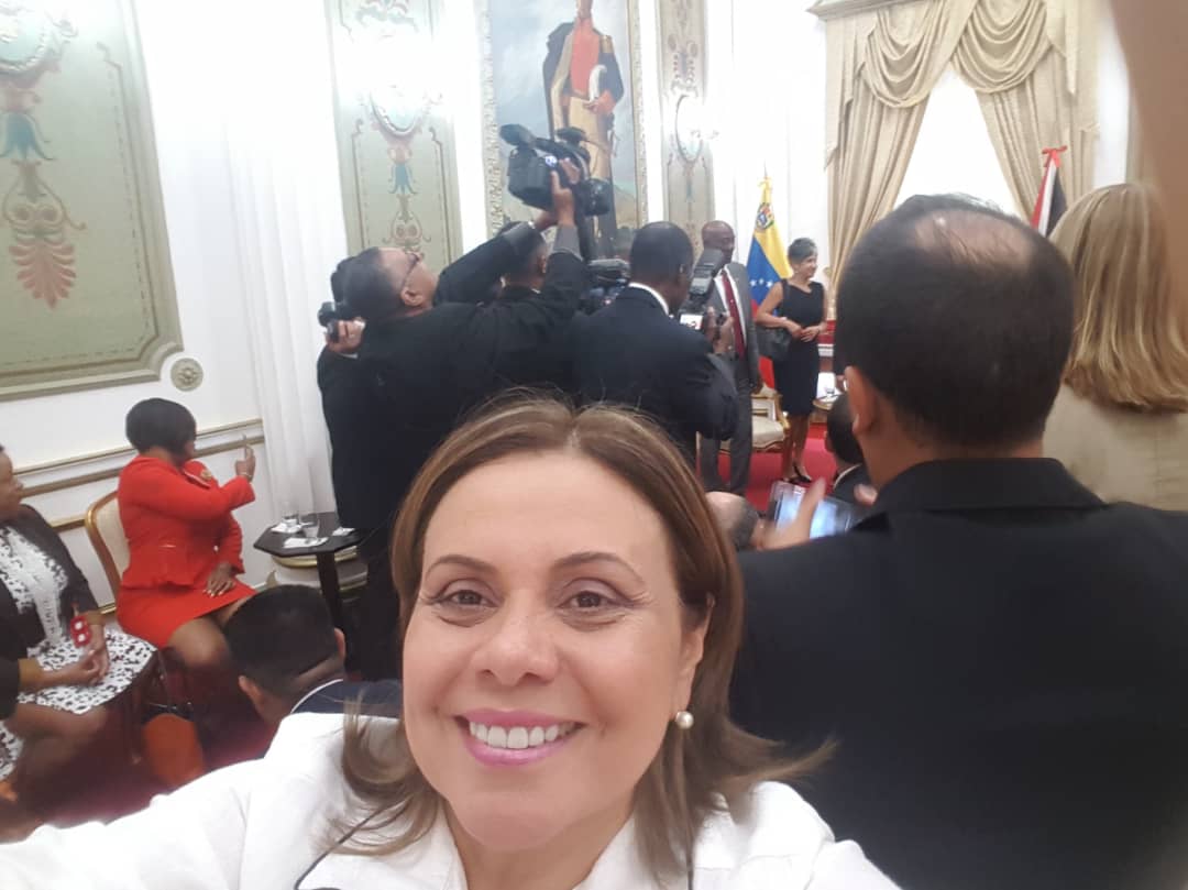 GobLizeta's tweet photo. Como lo expresó el Pdte @NicolasMaduro Otros países han hecho guerras por yacimientos conjuntos. Pero Venezuela y Trinidad dan ejemplo de relaciones de buena vecindad.. !Gracias a la Revolución somos hermanos unidos por El Caribe y el Delta suma su voluntad y potencialidad! https://t.co/tEx9Ux0kRs