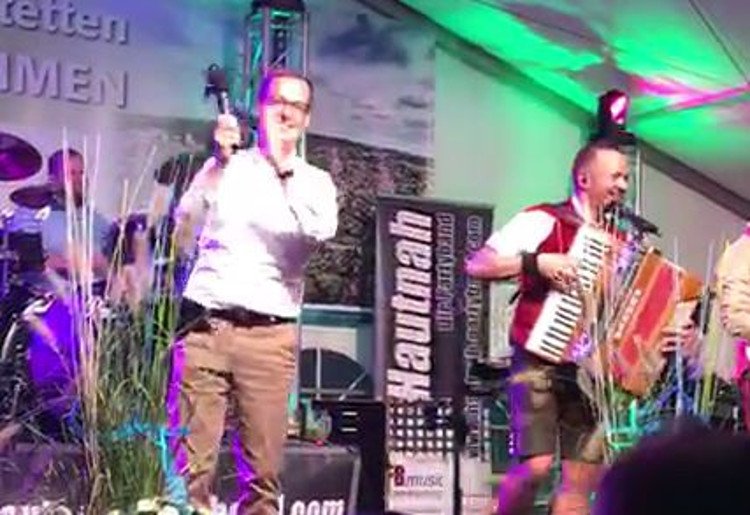 ZAK_Redaktion's tweet photo. Festzelt #Meßstetten gestern Abend zu fortgeschrittener Stunde: Rathauschef @Frank_Schroft greift zum Mikro. Kann sich hören lassen, oder? Mehr: https://t.co/gDcPbfOkNb (mwü) 🎤 #40Jahre #Stadtrecht #Festwochenende https://t.co/JOooz70k6D