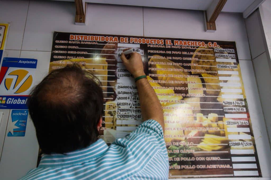 mippci_ven's tweet photo. #26Ago | 📣 ¡LA ETIQUETA DEL DÍA! ⏩ #PuebloContralor

El Pueblo venezolano en su heroica resistencia, se mantiene en la lucha y garantizará que los precios acordados entre el Gobierno Bolivariano, empresarios y agroindustriales, se cumpla para concretar la estabilidad económica. https://t.co/Hv0Dr6ctia