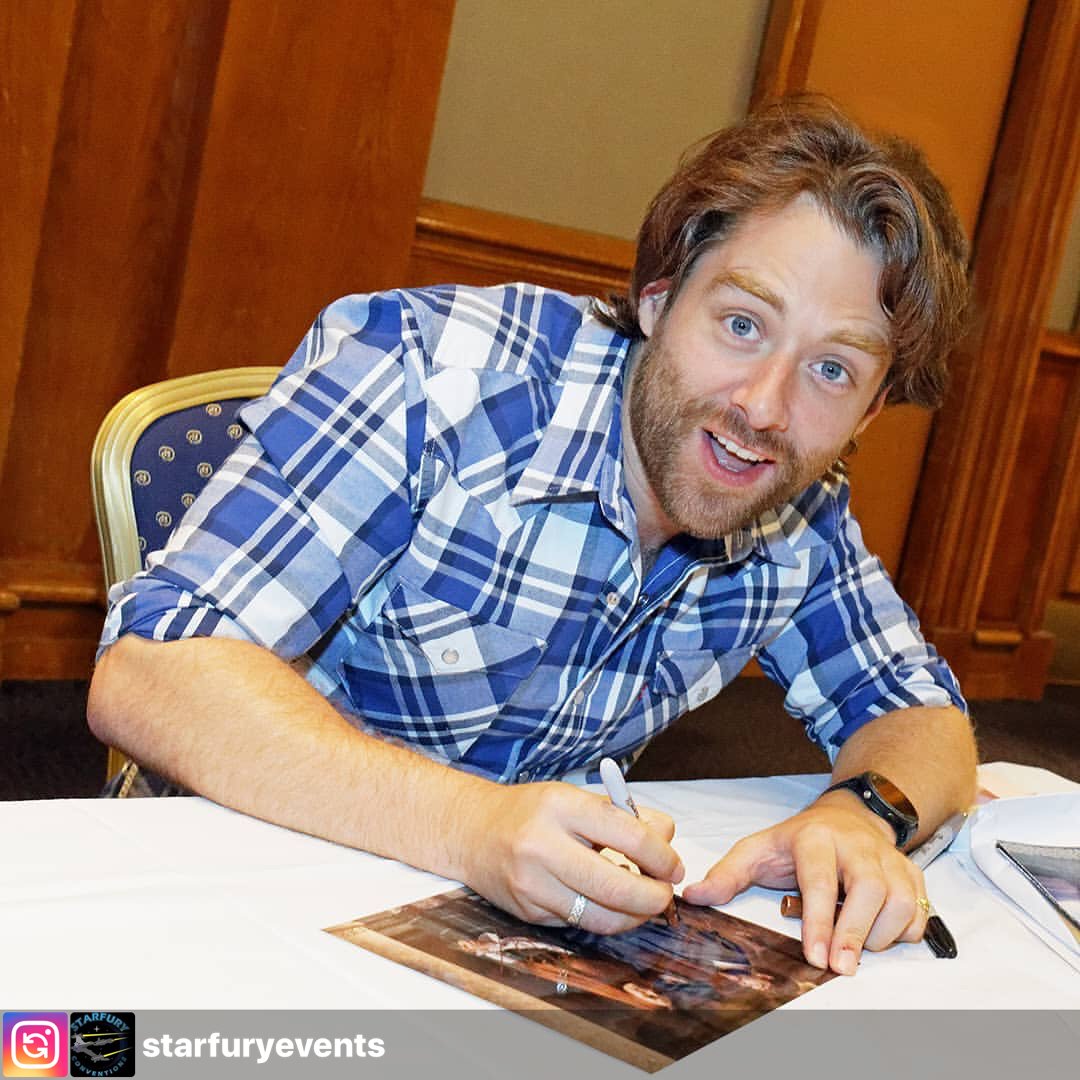 RankReckoneers's tweet photo. #Repost from @starfuryevents. Richard Rankin during the autograph session at Starfury Highlanders 3.
#starfury #starfuryevents #outlander #highlanders #highlanders3 #outlanderconvention #outlandercon #richardrankin #rogerwakefield https://t.co/5hgw2VV3eY